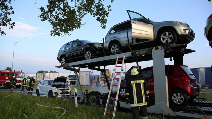 Autos brennen auf Transporter: Feuer nahe A9 bei Münchberg