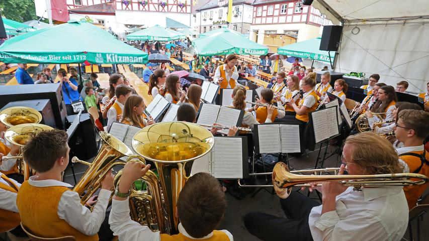 Für Stimmung auf dem Marktplatz sorgten die verschiedenen Orchester der Stadtjugendkapelle.