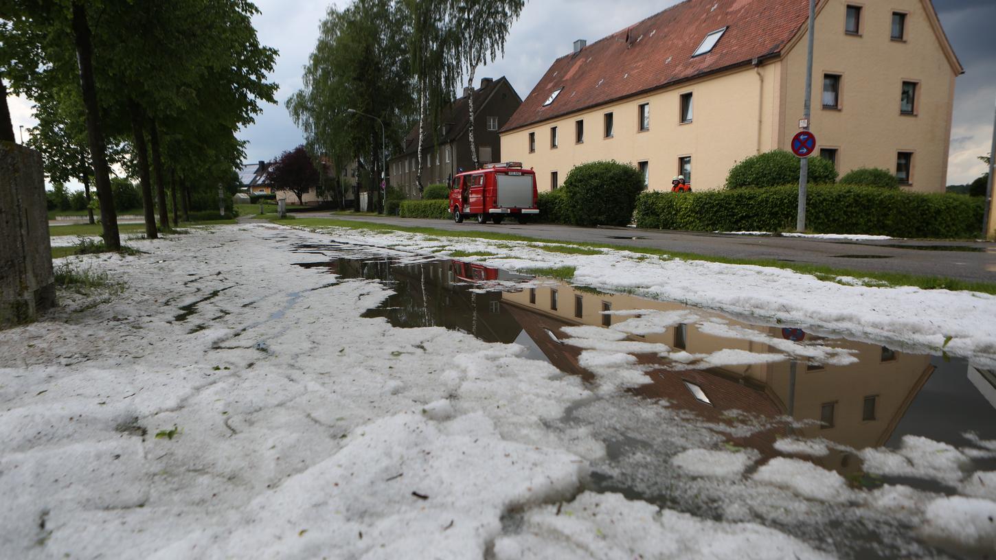 Die Kleinstadt in der Oberpfalz erlebte innerhalb von Minuten das reinste Wetterinferno.