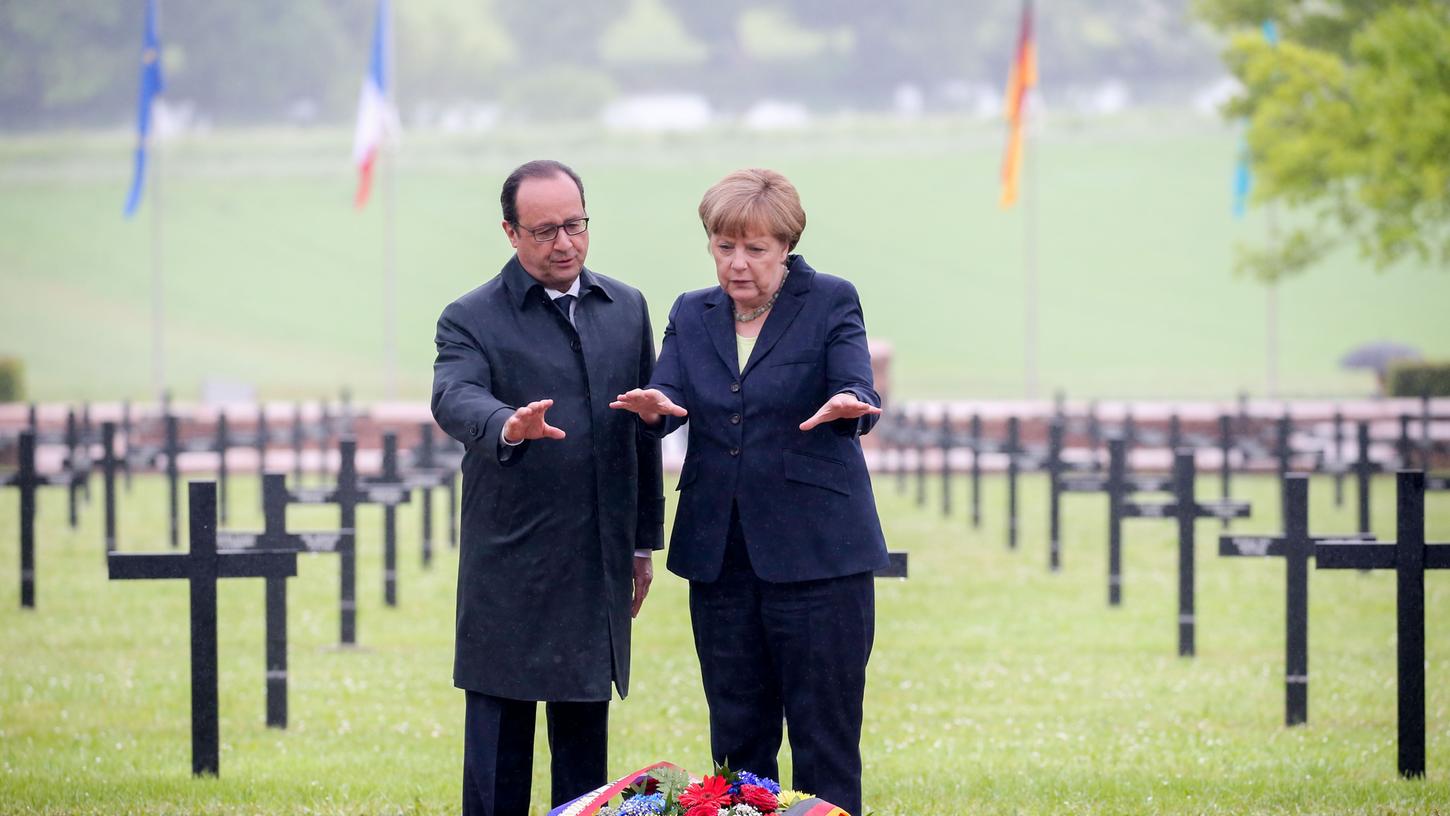 Bundeskanzlerin Angela Merkel (CDU, rechts) und Frankreichs Präsident Francois Hollande (links) gedenken auf dem deutschen Soldatenfriedhof in Consenvoye bei Verdun (Lothringen) den Opfern des Ersten Weltkrieges.