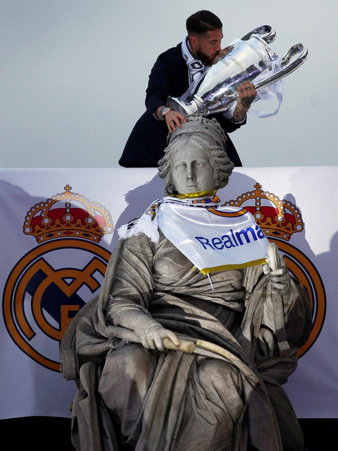 Sergio Ramos küsst den Champions-League-Pokal und liebkost die Statue der griechischen Göttin Kybele (spanisch: Cibeles), wo Real Madrid traditionell seine Triumphe feiert.