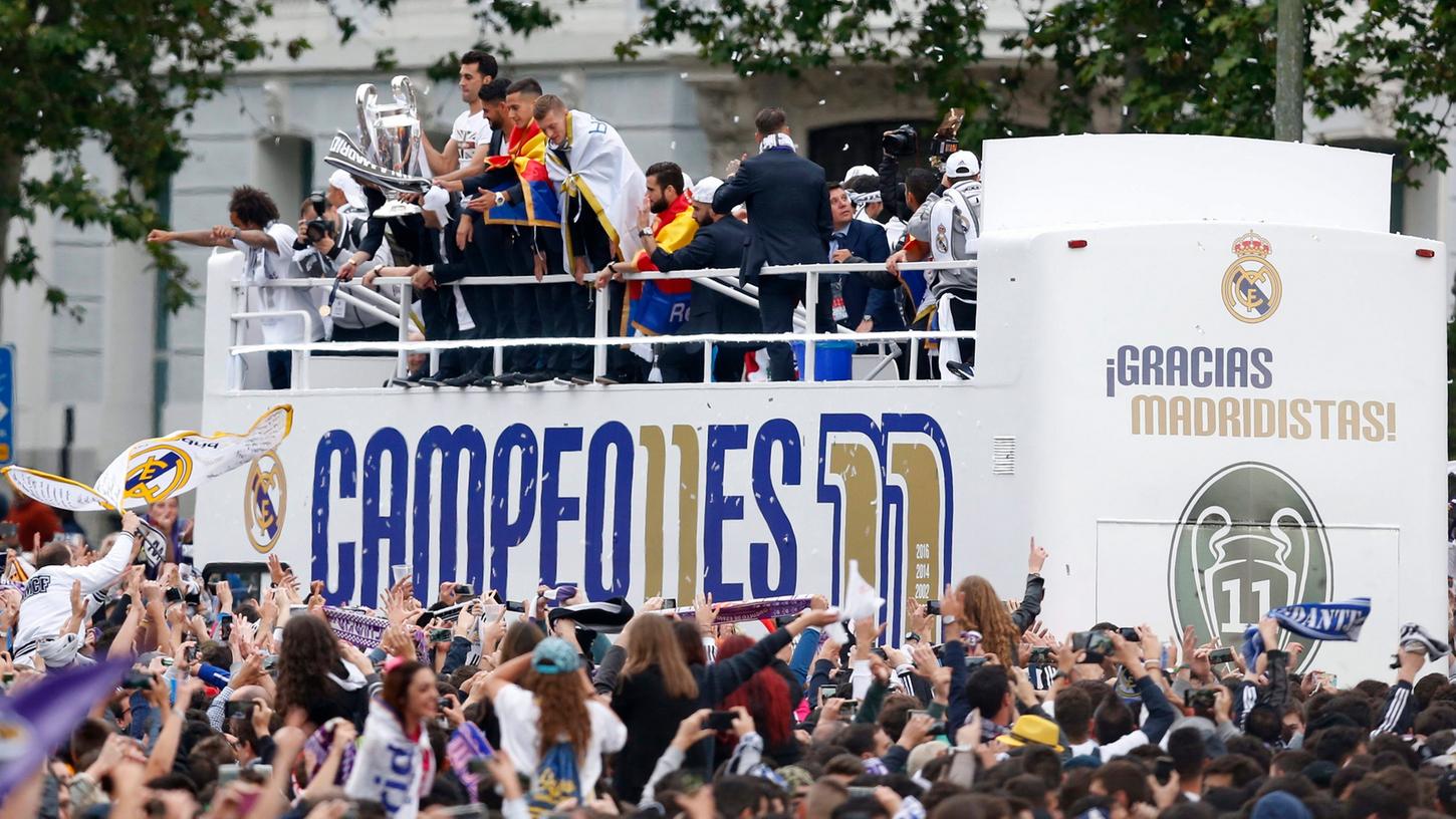 Siegeszug: Die Spieler von Real Madrid feiern ihren Champions-League-Sieg und präsentieren die Trophäe den Fans.
