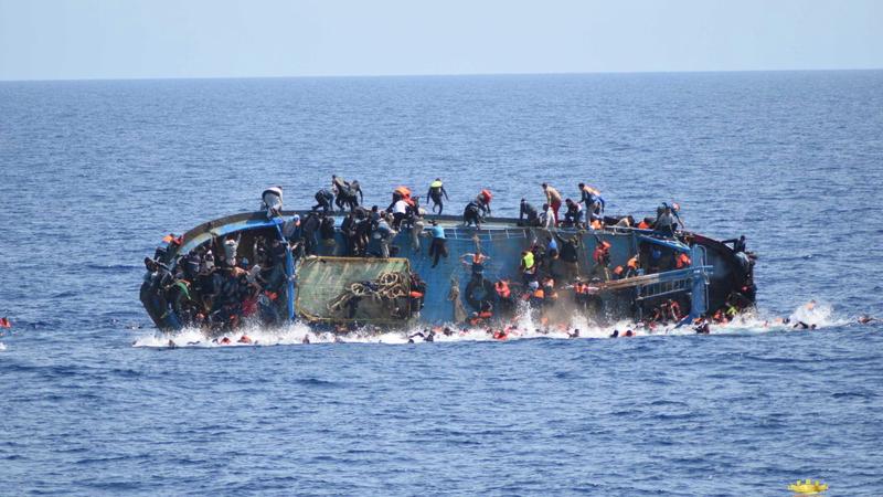 Flüchtlinge springen am Mittwoch von einem Boot im Kanal von Sizilien vor der libanesischen Küste, als es kentert.
