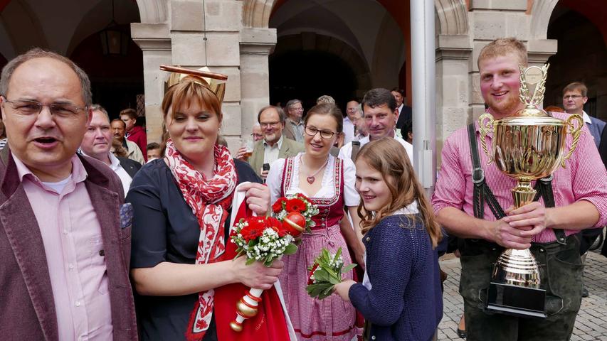 Bundeslandwirtschaftsminister Christian Schmidt freut sich mit der Familie über den Sieg von Simone Schönleben beim fränkischen Bratwurstgipfel. Er muss nun den Milchgipfel bewältigen.