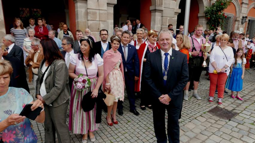 Bürgermeister Klaus Meier nimmt stolz die Parade des Festzuges ab.