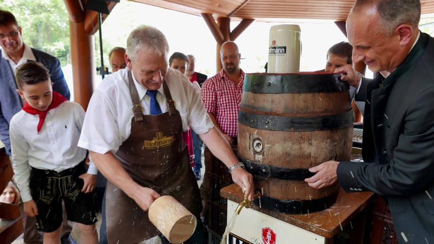 ...wie Bürgermeister Klaus Meier das "erste Fass" ansticht, assistiert von Brauereichef Georg Hofmann.