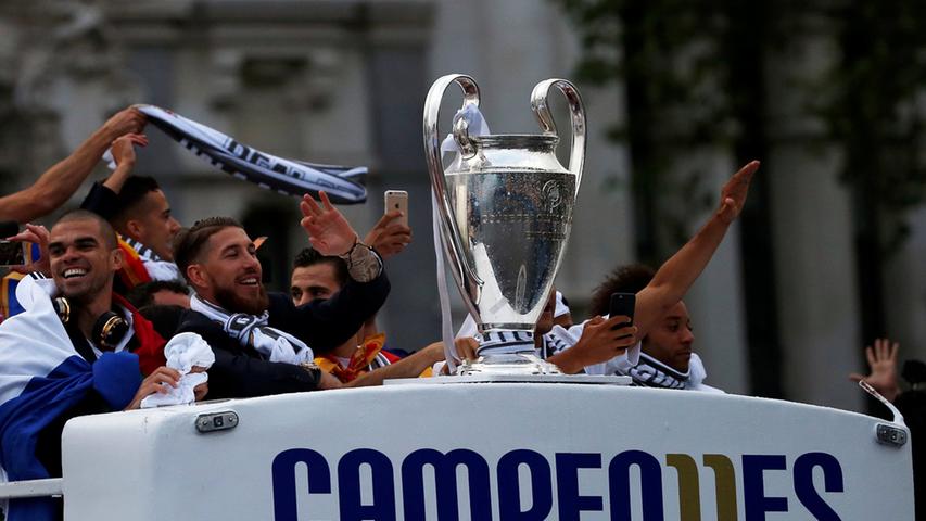 "El País": "Madrid wurde zum unumstrittenen König von Europa gekrönt. Und er verlängert den Fluch von Atlético. In einem unvergesslichen, erschöpfenden und äußerst umkämpften Finale setzen sich die Weißen im Elfmeterschießen durch."