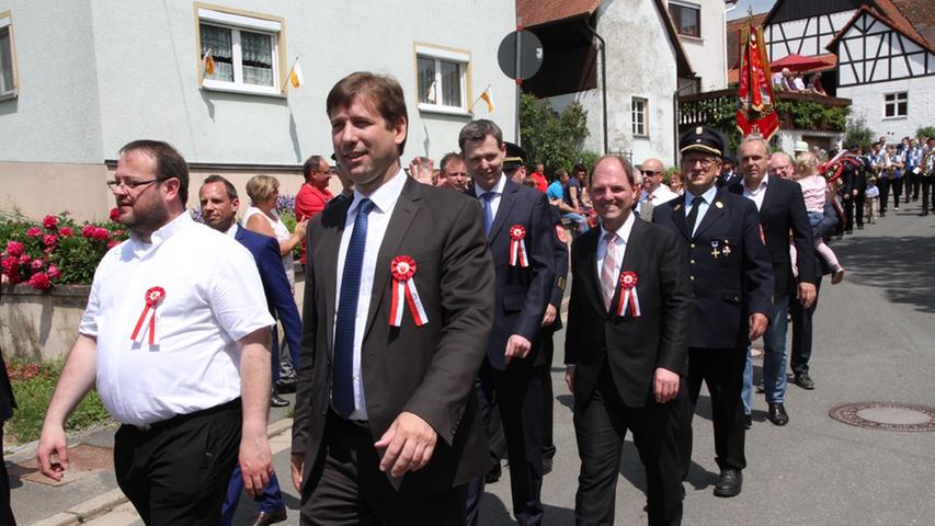 Die Ehrengäste sind jedes Jahr Teil des Festzuges - unter ihnen Bürgermeister Claus Schwarzmann, Pfarrer Daniel Schuster und Landrat Hermann Ulm.