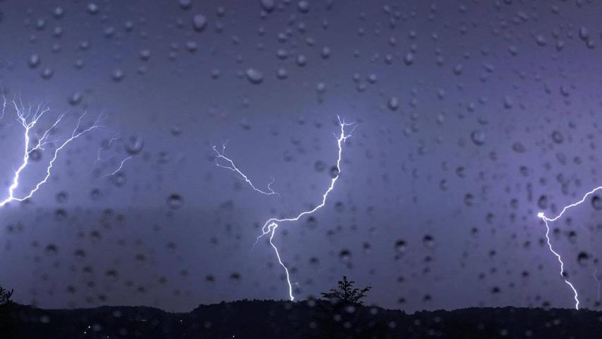 Hagel, Starkregen und Blitze: Unwetter wütet über Franken