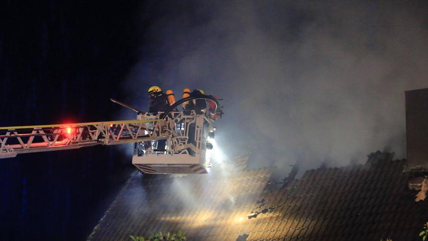Blitz schlägt in Wohnhaus ein: Dachstuhl völlig ausgebrannt