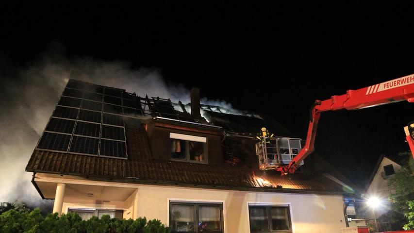 Blitz schlägt in Wohnhaus ein: Dachstuhl völlig ausgebrannt