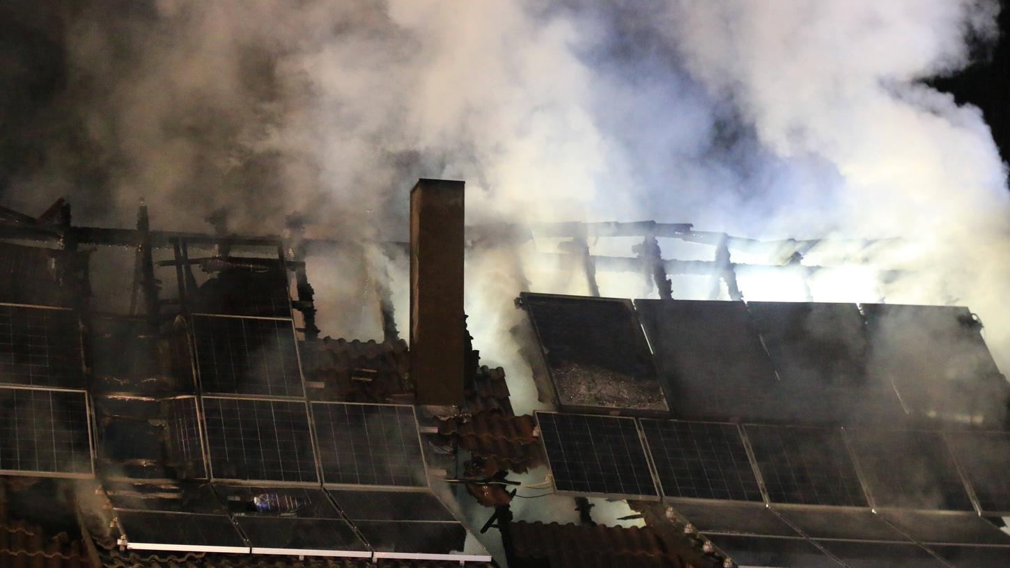 Der Dachstuhl eines Wohnhauses in in Kolitzheim brannte in der Unwetternacht zum Montag komplett aus.
