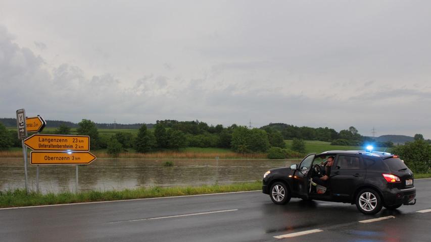 Im Zenngrund wurde der Verkehr schon mehrere Kilometer vor dem von Unwetter stark betroffenen Ort Obernzenn umgeleitet.