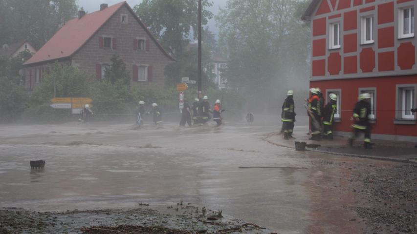 Die Feuerwehr war pausenlos im Einsatz und versuchte (hier im Ortskern von Obernzenn), zu retten, was zu retten war.