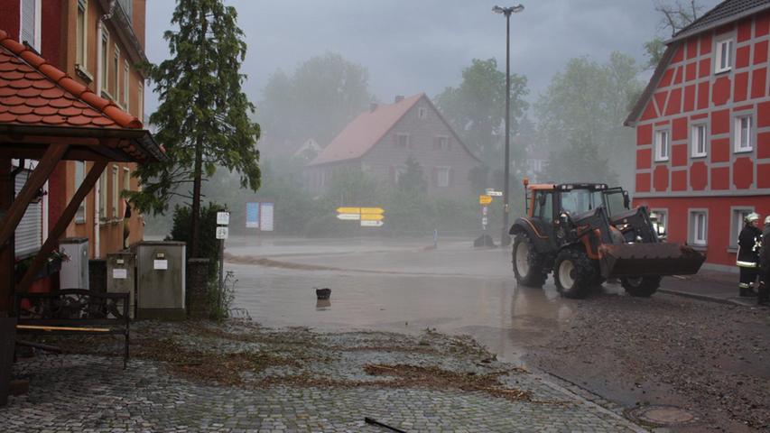 Im Ortskern Von Obernzenn sammelten sich während des Unwetters die Wassermassen. 