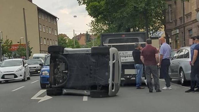 Den Smart legte es bei dem Unfall in Nürnberg auf die Seite.