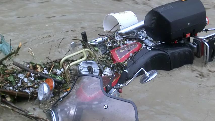 Auch dieses Motorrad wurde bei Obernzenn von den Wassermassen mitgerissen.