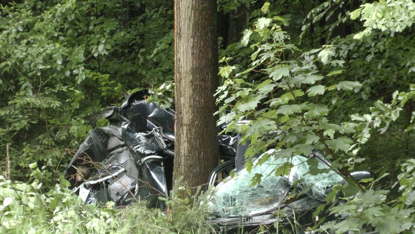 Tödlicher Unfall: Fahranfänger prallt mit Auto gegen Baum