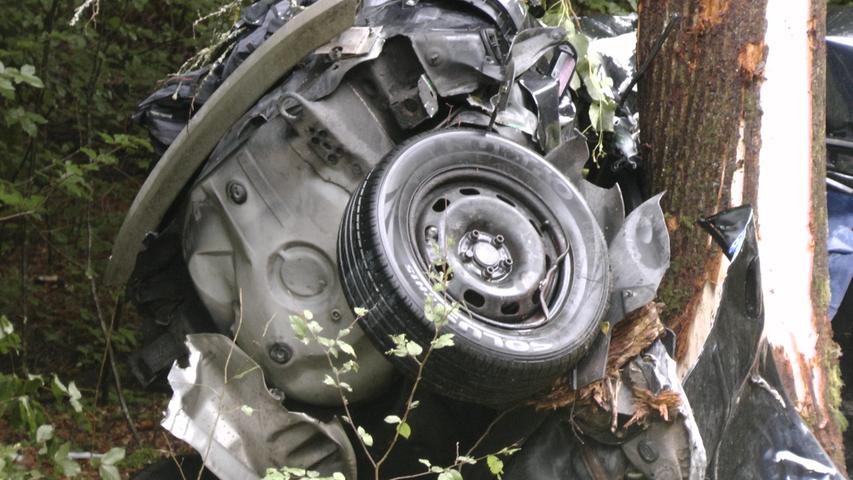 Tödlicher Unfall: Fahranfänger prallt mit Auto gegen Baum
