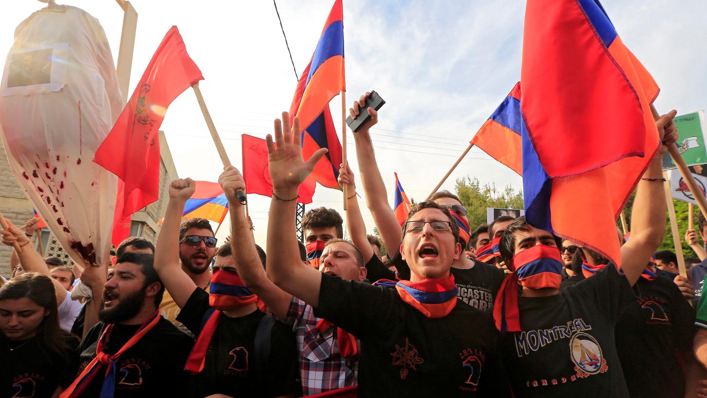 Armenier protestieren gegen die Politik des türkischen Präsidenten Erdogan. Er will die Massentötung im Ersten Weltkrieg nicht als Genozid anerkennen.