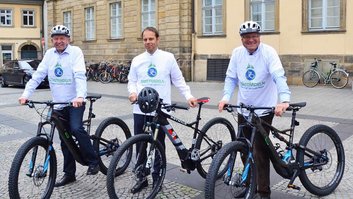 Landrat Johann Kalb probiert zusammen mit dem Geschäftsführer der Brose Antriebstechnik und Oberbürgermeister Andreas Starke das neue E-Bike mit Brose-Motor aus.