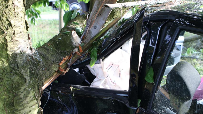 In Baumgruppe gekracht: Autofahrerin schwer verletzt