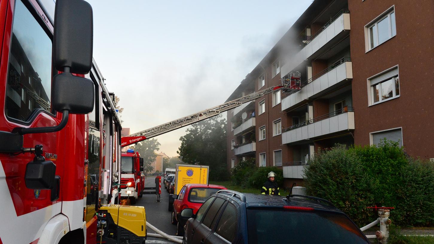 Rauch aus der brennenden Wohnung waberte durch die Breslauer Straße. Beherzte Nachbarn retteten die Bewohnerin.