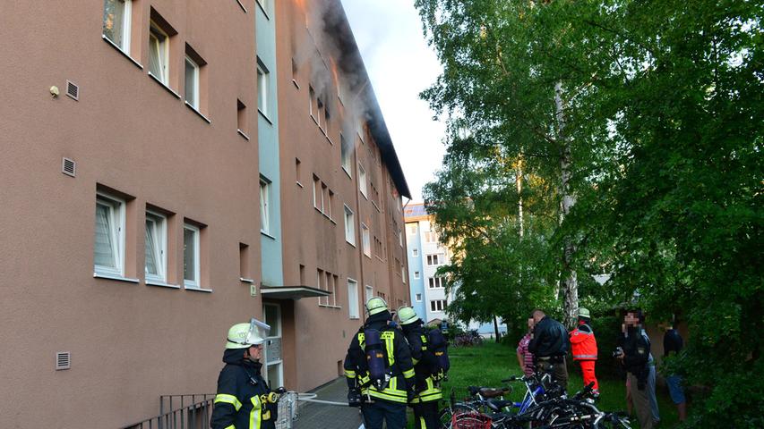 Wohnungsbrand in Erlangen: Bewohnerin von Nachbarn gerettet
