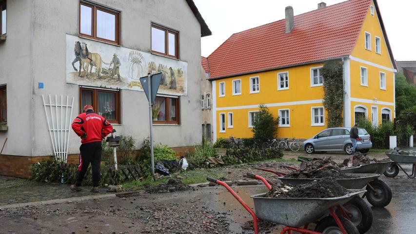 In diesem Anwesen in der Ortsmitte von Egenhausen (links im Bild) liefen neben dem Keller auch das Ergeschoss voll. Wie zu sehen ist, brachte das Wasser auch einiges an Geröll mit.