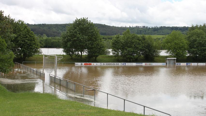 Der Fußballplatz des TSV Obernzenn: Im Hintergrund ist der Obernzenner See zu sehen, dessen Wassermassen den Platz überschwemmten.