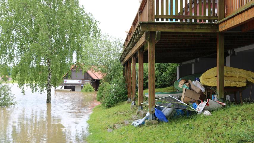 Das Gebäude der Wasserwacht am Obernzenner See steht komplett unter Wasser. Das Restaurant 