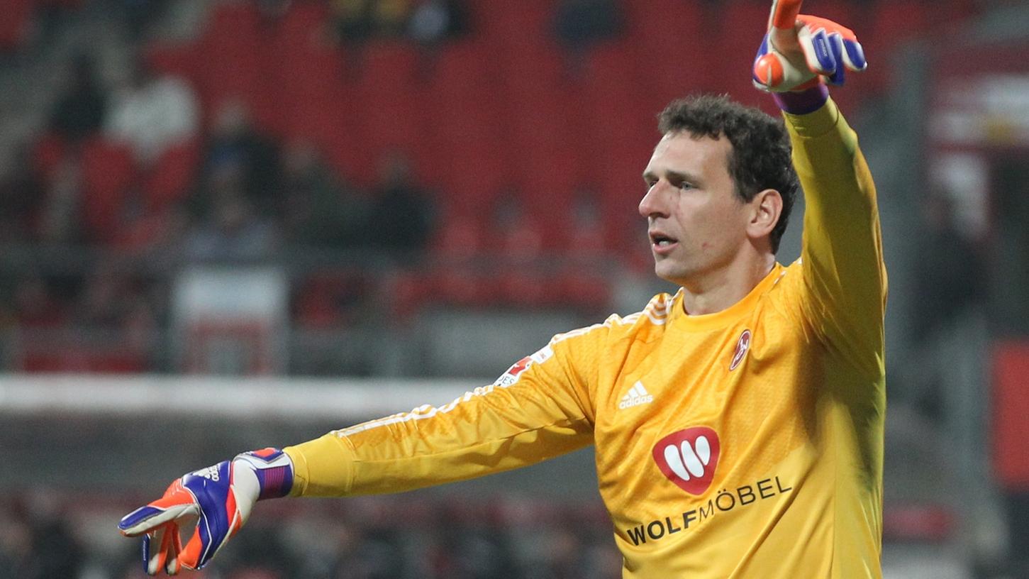 Weiter, immer weiter: Raphael Schäfer unterschreibt beim Club einen neuen Vertrag. Weiter, immer weiter: Raphael Schäfer unterschreibt beim Club einen neuen Vertrag.