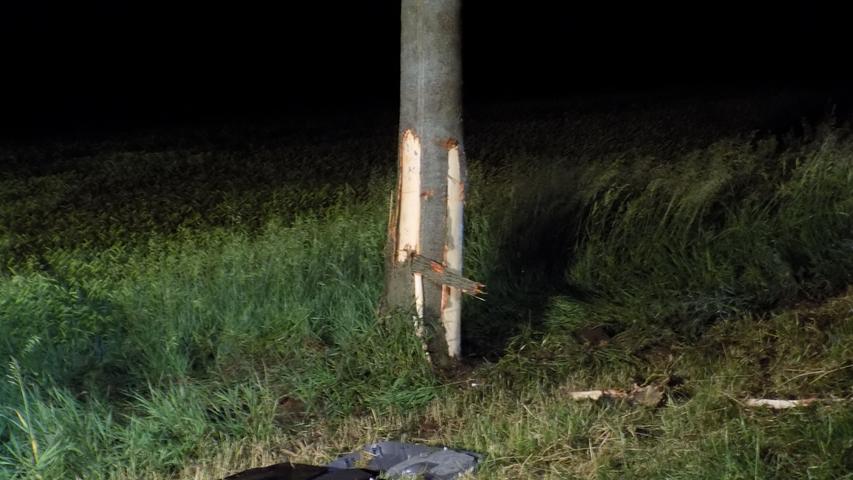 Tödlicher Unfall auf B8: 18-Jähriger prallt mit Pkw gegen Baum