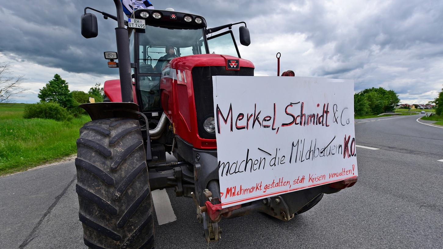 Milchbauern fuhren mit 40 Schleppern bei Albert Deß vor