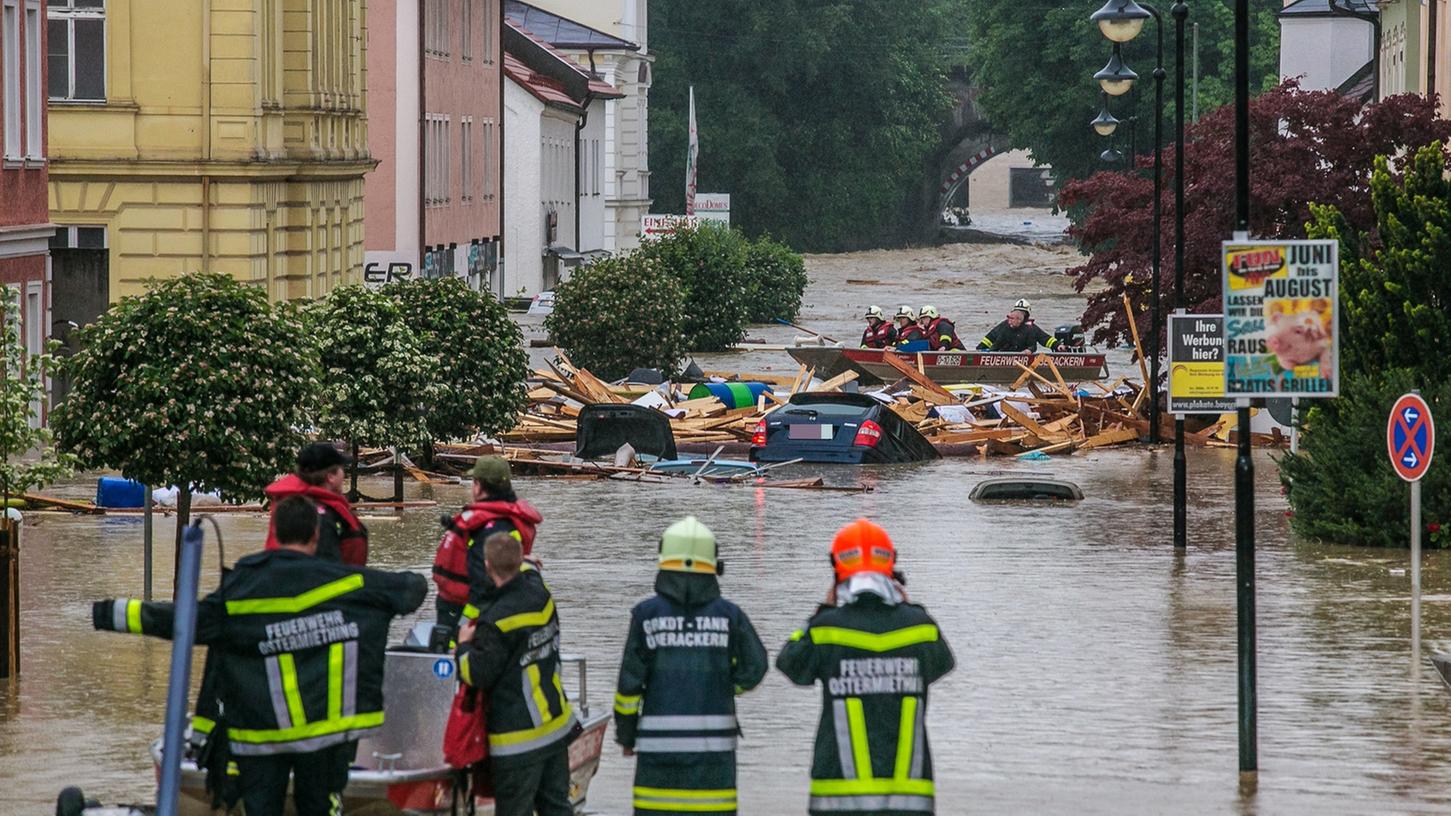 Mit dem Heck nach oben: Autos schwimmen in Simbach am Inn zwischen Holzteilen im Hochwasser.