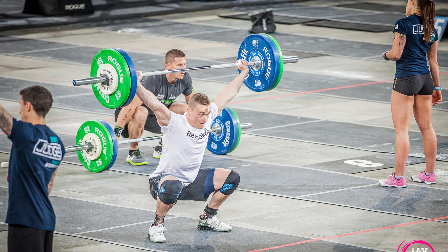 Bei den Crossfit Open kämpfen Crossfit-Athleten weltweit in denselben Workouts darum, wer der Fitteste und die Fitteste der Welt sind.
Bei den Crossfit Open kämpfen Crossfit-Athleten weltweit in denselben Workouts darum, wer der Fitteste und die Fitteste der Welt sind.