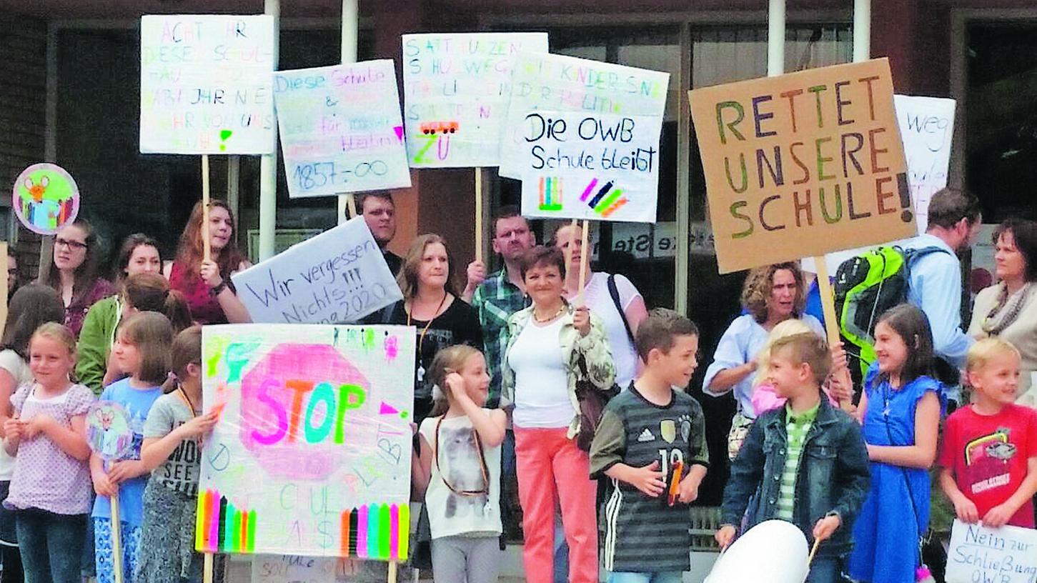 Abschied vom Schulhaus Oberweihersbuch unter Protest