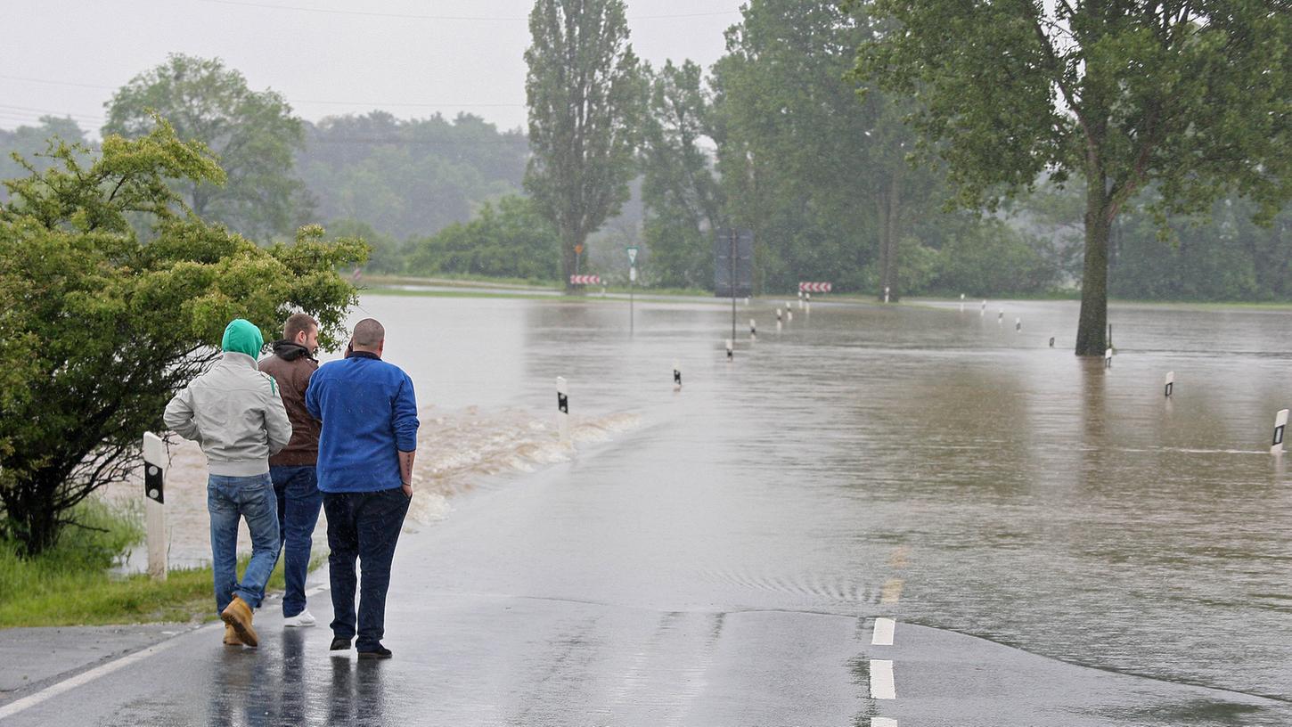 Alle paar Jahre geht nichts mehr, wenn die Straße zwischen den Fürther Ortsteilen Vach und Stadeln von der Regnitz überschwemmt wird. An diesem Wochenende könnte es wieder so weit sein.