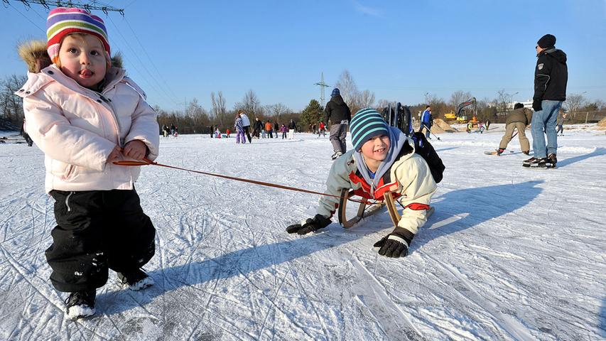 Februar 2012: Das Hochwasser verwandelte sich in eine dicke Eisschicht. Vor allem den Kindern gefiel das, denn so standen andere Freizeitaktivitäten wie Schlitten fahren oder Eislaufen auf dem Programm. Oder...