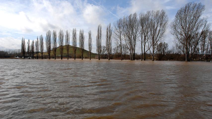 2008: Eine Strömung ist leicht zu erkennen, erneut Hochwasser in Stadeln.