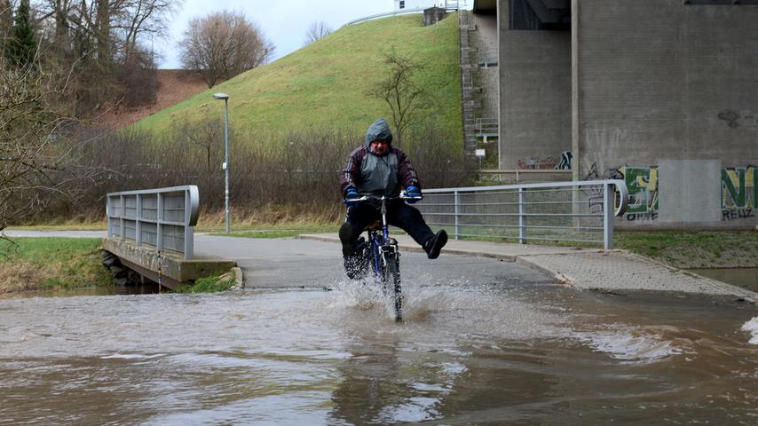 Vergangenes Jahr stand das Wasser zwischen Atzenhof und Flexdorf. Für diesen Mann die Gelegenheit, einmal mit dem Rad durch eine riesige Pfütze zu fahren. Eins, zwei, drei: Füße hoch!