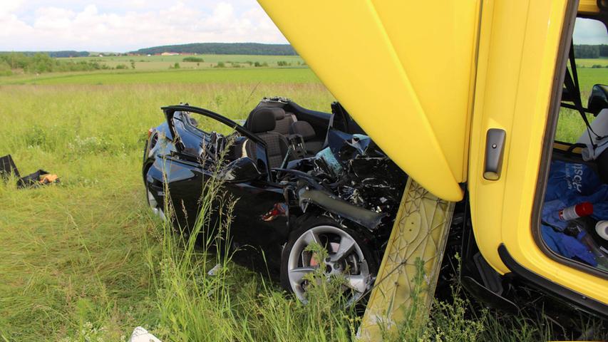 Frontalkollision: Opelfahrer kracht bei Cadolzburg in Lkw