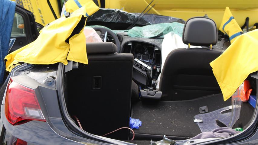 Frontalkollision: Opelfahrer kracht bei Cadolzburg in Lkw
