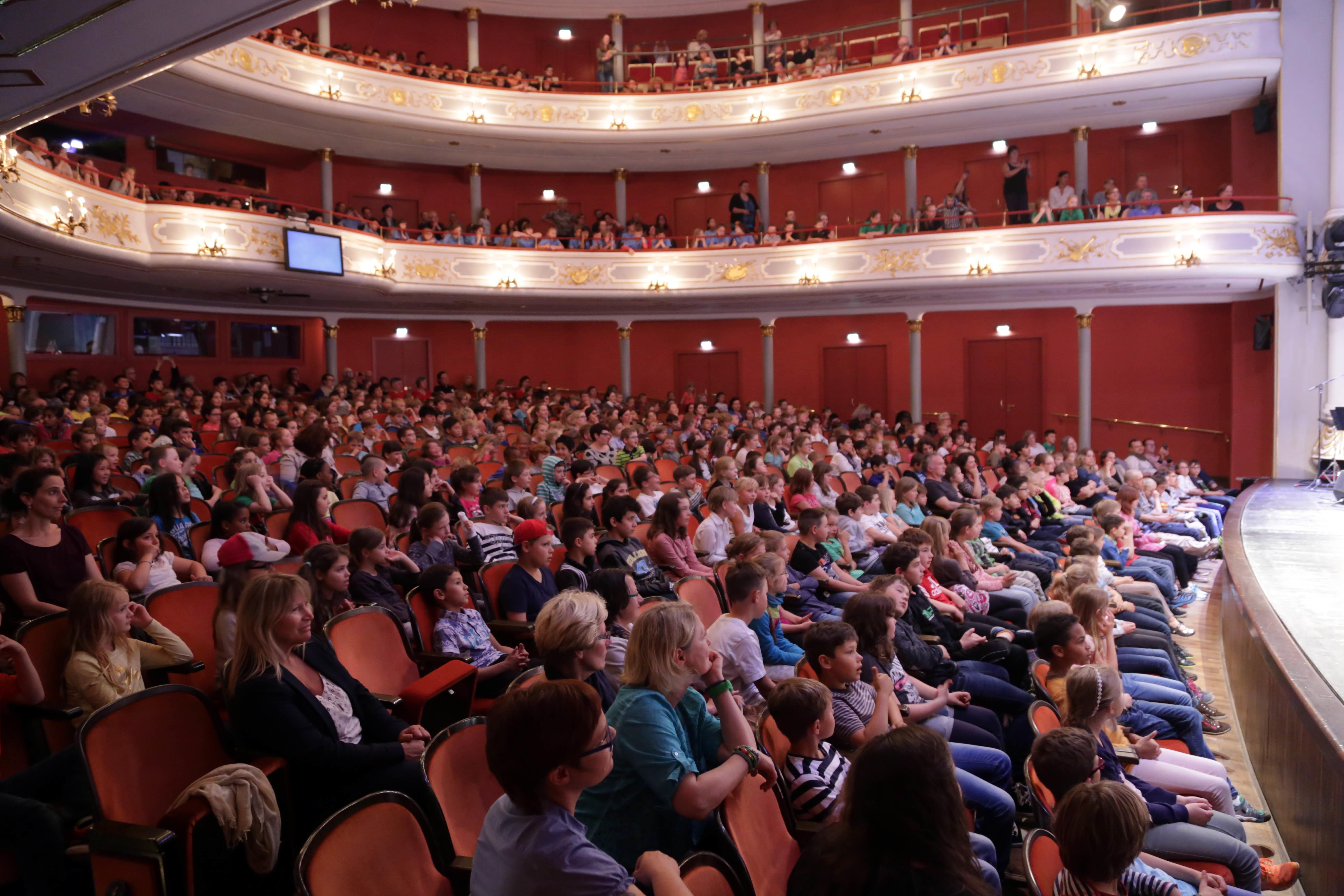 Im zweiten Weltkrieg wurde es durch Bombenabwürfe beschädigt, umfangreich saniert wurde das Gebäude in den 90er Jahren (Kosten 43 Millionen Mark). Heute bietet es auf drei Rängen Platz für über 1000 Gäste.