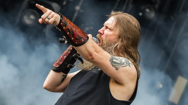 Auch sie sind in der Region längst keine unbekannten Gesichter mehr: Immer wieder haben die Jungs von Amon Amarth das Rock im Park oder auch Summer Breeze beehrt. Sie bezeichnen sich selbst als Melodic Death Metaler, weisen aber auch Einflüsse des Viking Metals auf.