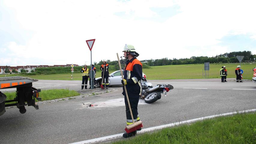 Pleinfeld: Pkw-Fahrer übersieht Motorrad - Mann schwer verletzt