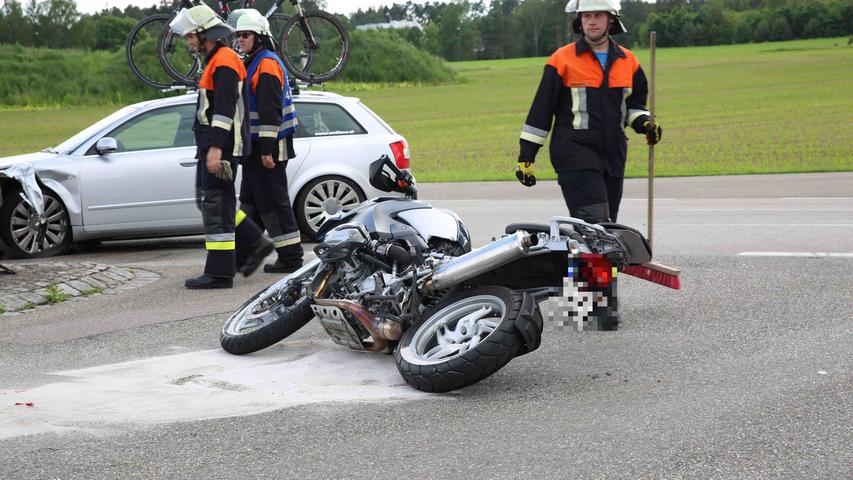 Pleinfeld: Pkw-Fahrer übersieht Motorrad - Mann schwer verletzt