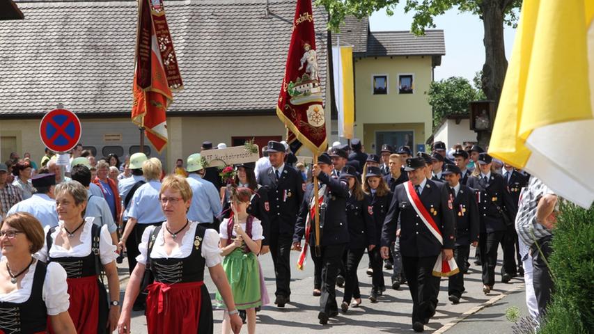 125 Jahre Freiwillige Feuerwehr Neuses: Der Fahneneinzug in Bildern