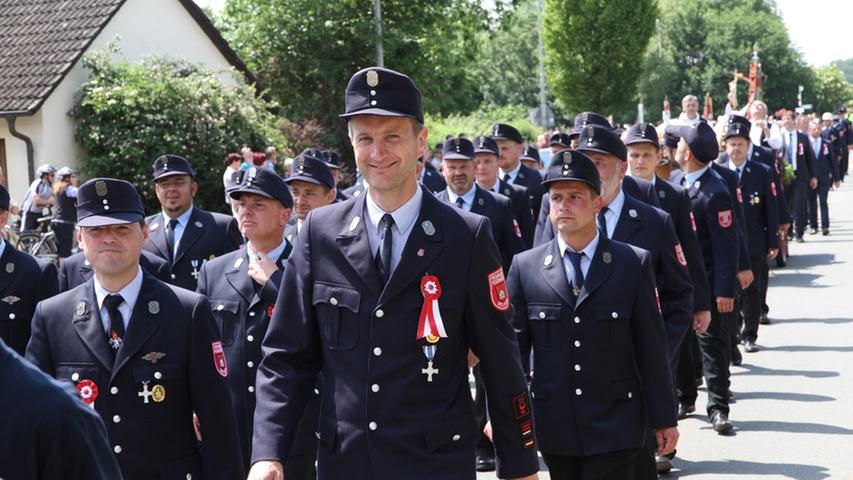 125 Jahre Freiwillige Feuerwehr Neuses: Der Fahneneinzug in Bildern
