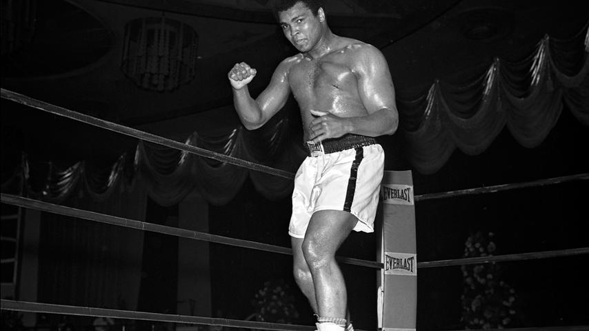 Muhammad Ali starb am 3. Juni 2016 im Alter von 74 Jahren in einem Krankenhaus bei Phoenix. "The Greatest" war zuvor wegen Atemproblemen in das Krankenhaus eingeliefert worden. Der an Parkinson leidende Ali, dreifacher Weltmeister im Schwergewicht und Olympiasieger im Halbschwergewicht, hatte seine Karriere im Jahr 1981 beendet. In den vergangenen Jahren war er wegen gesundheitlicher Beschwerden mehrfach im Krankenhaus behandelt worden, darunter zweimal im Jahr 2014 und einmal im vergangenen Jahr.